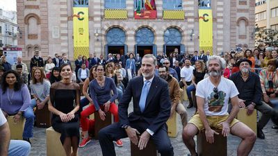 Los reyes de España participan en un improvisada cajoneada callejera en Cádiz.jpg
