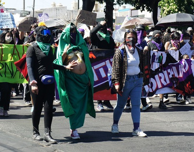 Virgen de Guadalupe embarazada en manifestación 8M  en Guadalajara. Foto carlos de Urabá..JPG
