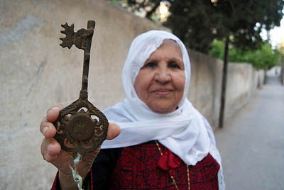 la señora Ramzie de Salama con la llave de su casa.JPG