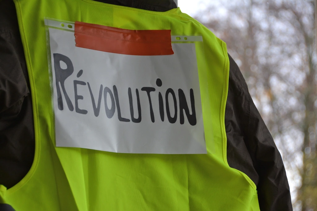 yellow-vests-g9db1f5809_1920.webp