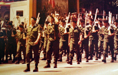 La compañia desfila encabezada por el capitán Davila Garijo en el dia de la victoria en Barcelona 1981.JPG