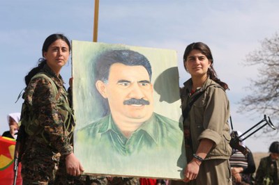 ybs_and_pkk_fighters_holding_up_a_painting_of_abdullah_c3b6calan.jpg