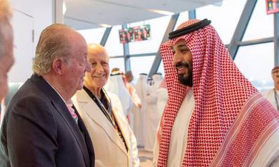 80032089_Saudi-Crown-Prince-Mohammed-bin-Salman-speaks-with-former-Spanish-King-Juan-Carlos-during-t.jpg
