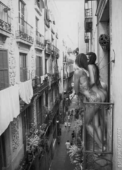 mujeres en balcon.jpg