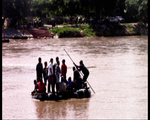 1 Migrantes cruzan el río Suchiate. Foto Carlos de Urabá.jpg