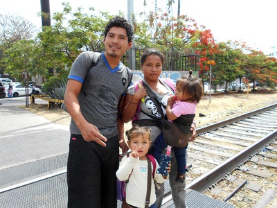 Familia de migrantes salvadoreños con destino EE.UU. Foto Carlos de Urabá.jpg