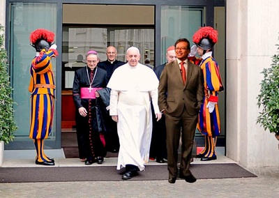 Petro visita al Santo Padre que vive en Roma. Montaje Yuma.JPG
