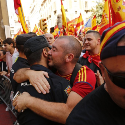 español abrazando policia.png