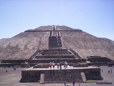 04240-MEX-Teotihuacan-Piramides.jpg