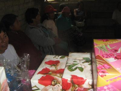 en C.P. Santa Rosa Madres Recibieron Presentes.JPG