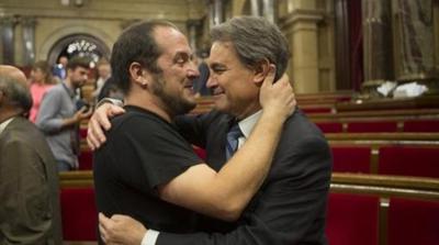 20763_El-dirigente-y-exdiputado-de-CUP-David-Fernandez-i-abrazando-carinozamente-al-presiente-del-partido-corrupto-catalan-Artur-Mas.jpg