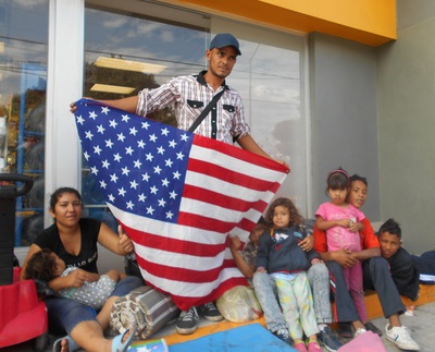 Familia guatemalteca en camino a USA. Foto Carlos de Urabá.JPG