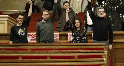 cup puño en alto parlament.jpg