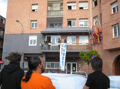 3 jovenes suben al ayuntamiento.jpg