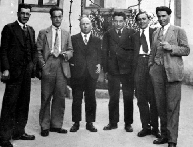García Vivancos, García Oliver, Louis Lecoin, Pierre Odéon, Francisco Ascaso y Durruti en Montjuïc (Barcelona), mayo de 1931.jpg