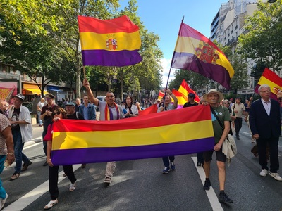 Marcha de republicanos españoles antifascistas, comunistas y anarquistas en los 80 años de la Liberación de Paris. Foto de Carlos de Urabá.jpg