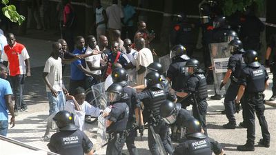 Mossos-cargan-protesta-senegales-Salou_EDIIMA20150811_0335_18.jpg