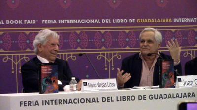 Vargas llosa y Juán Cruz. FIL Guadalajara. Foto Carlos de Urabá.jpg