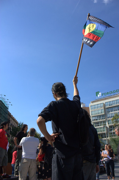 latinoamericanos_concentracion_plaza_universitat.jpg