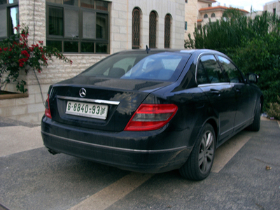 un mercedes a la puerta de casa de un alto dirigente.JPG