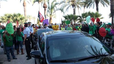 Montoro-manifestants-Vilanova-Geltru-ACN_ARAIMA20140521_0228_11.jpg