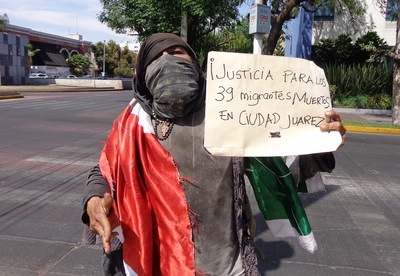 Protesta migrante contra el asesinato de 40 compañeros en Ciudad Juarez. Foto Carlos de Urabá II - copia.JPG