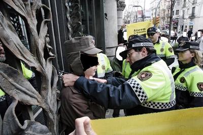 1encadenades-districte-sants-15f2011.jpg