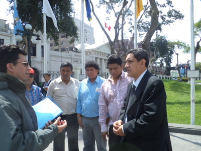 FRENTE PUEBLOS CON CONGREISTA MESIAS GUEVARA.JPG