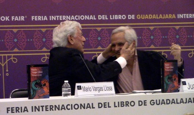 Vargas llosa y Juán Cruz. FIL Guadalajara. Foto 2 Carlos de Urabá.jpg
