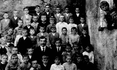 Francisco-Portales-Sirgado-con-sus-alumnos-del-Colegio-Zahínos-1915..jpg