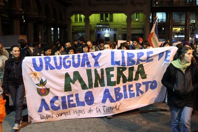 Indigenas-y-ecologistas-protestan-contra-la-mineria-en-Uruguay.jpg