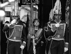 Toma de Granada. Concejala PSOE con Pendón castellano.jpg