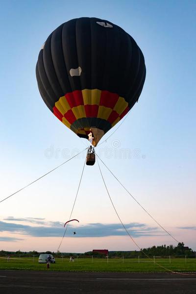 globo-de-aire-colorido-atado-cuerdas-al-suelo-prepárese-para-volar-lejos-159606707.jpg