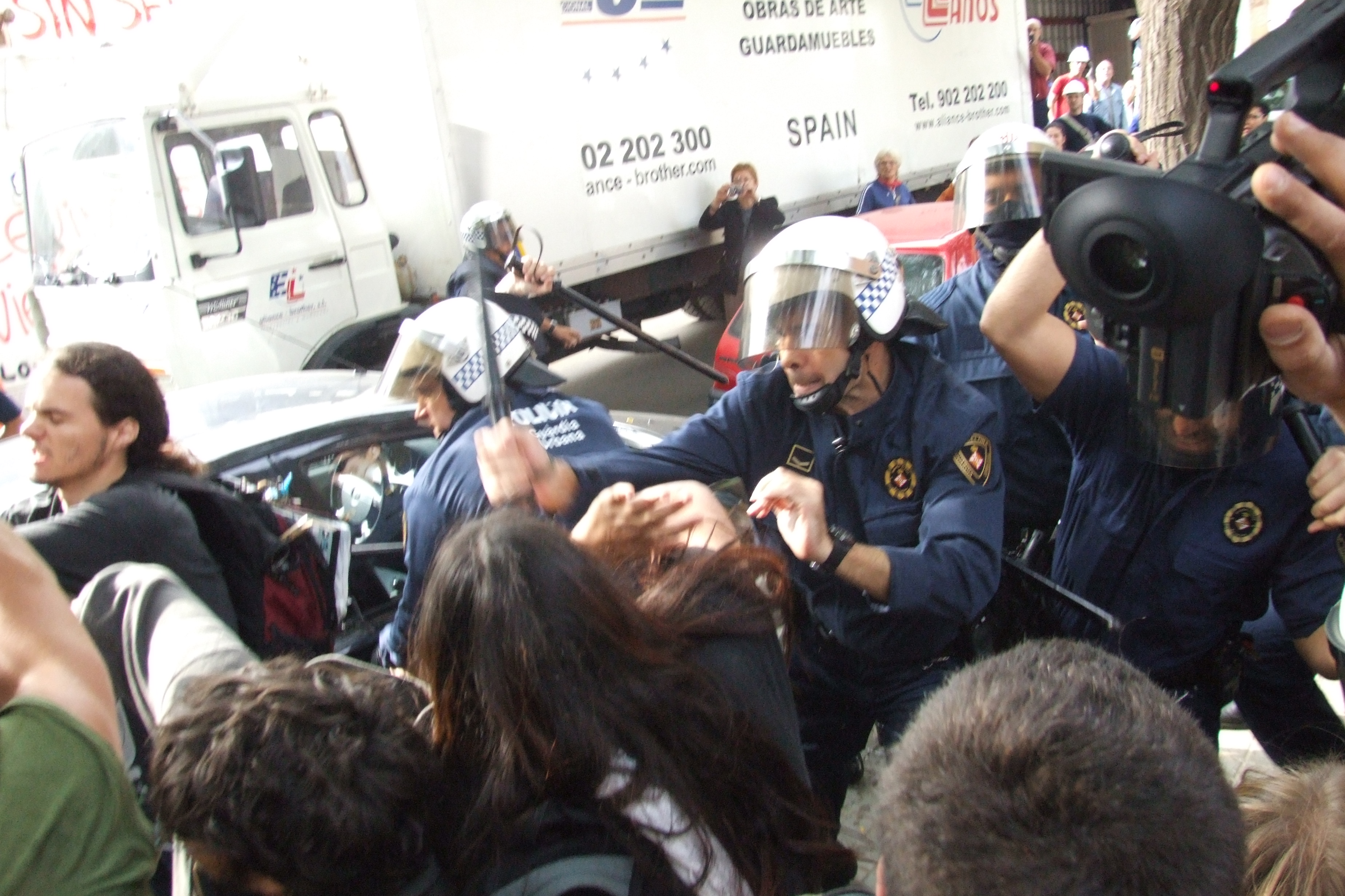 Una imatge de la càrrega policial contra els veïns i veïnes de Bon Pastor després del desallotjament del 19-10-2007