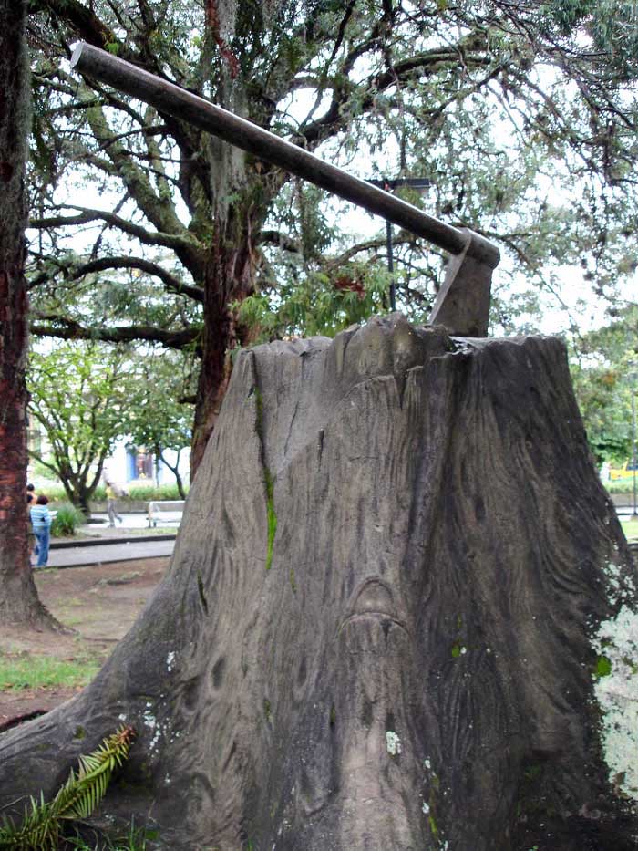 monumento al hacha. Armenia (Colombia) Foto Carlos de Uraba.JPG