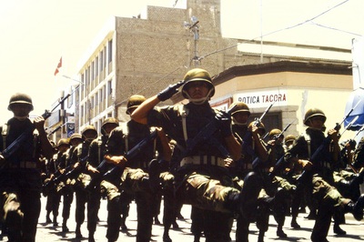 Desfile del ejército peruano. Tacna-Foto Carlos de Urabá.jpg