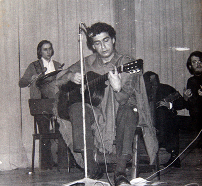 León en un concierto sobre folklore chileno en Santiago 1970.JPG