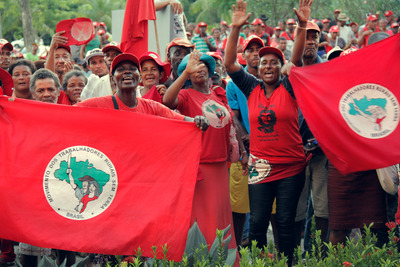 Movimento-Sem-Terra-protesta-lqsomos.jpg