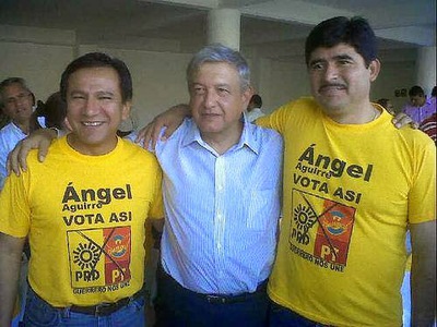 AMLO con promotor de  Abarca.jpg