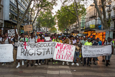 Manifestacion-persecucion-Barcelona-ENRIC-CATALA_EDIIMA20150812_0003_5.jpg