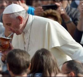 francisco-tomando-mate-en-medio-de-la-plaza-del-vaticano_270x250.jpg