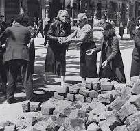 desmontando las barricadas.jpg