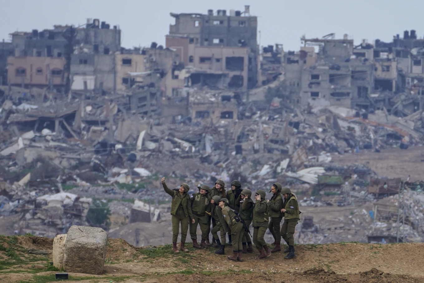 Female Israeli soldiers pose for a photo in southern Israel, on the border of the Gaza Strip, 19-2-2024. (AP Photo- Tsafrir Abayov).png